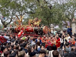 Người dân nô nức tham dự Lễ hội rước pháo Đồng Kỵ ngày mùng 4 Tết