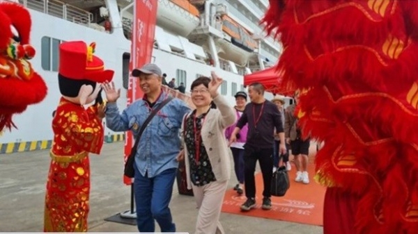 Ha Long port welcomes first int'l cruise ship in the Year of the Dragon