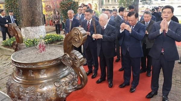 Party leader offers incense at Thang Long Imperial Citadel