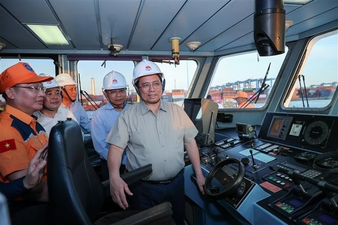  Prime Minister Pham Minh Chinh and other delegates launch the port's operation. VNA Photo: Dương Giang   Prime Minister Pham Minh Chinh visits Tan Cang–Cai Mep port. (Photo: VNA)