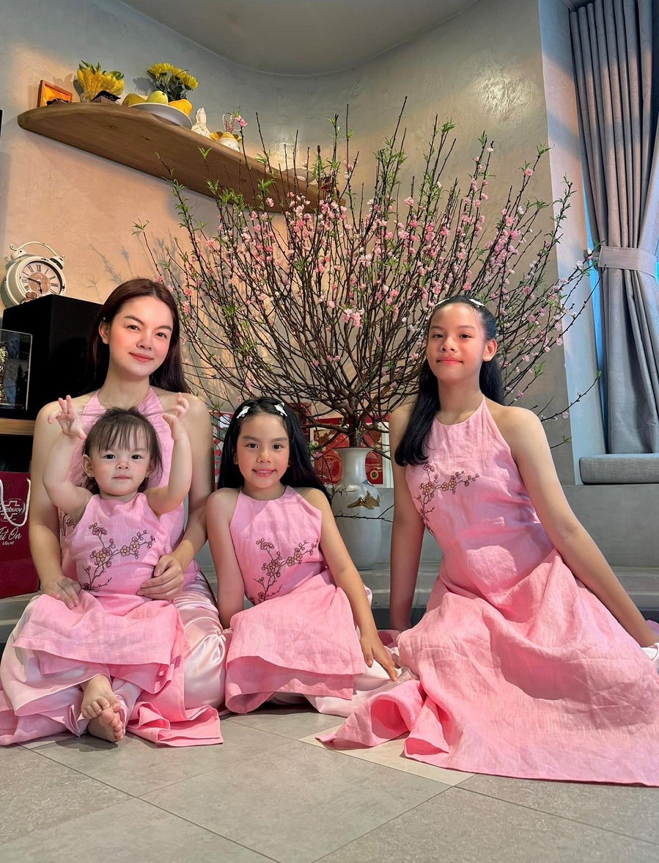 Bốn mẹ con Phạm Quỳnh Anh được nhận xét trông tươi tắn, đáng yêu như những đóa hoa đào với đồng phục cổ yếm màu hồng.