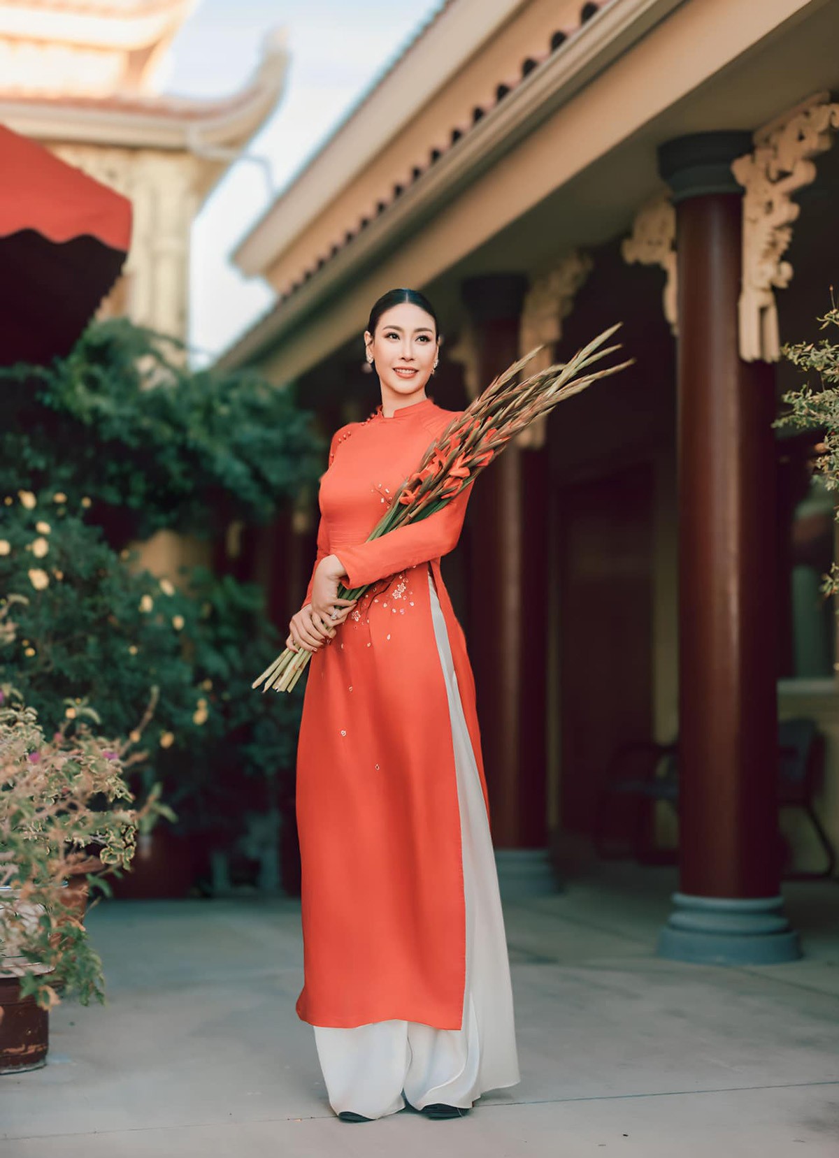 Hoa hậu Hà Kiều Anh duyên dáng trong tà áo dài chụp ảnh mừng năm mới.