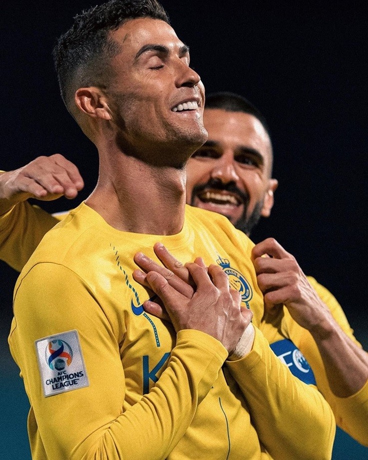 Ngôi sao người Bồ Đào Nha ăn mừng bàn thắng.
