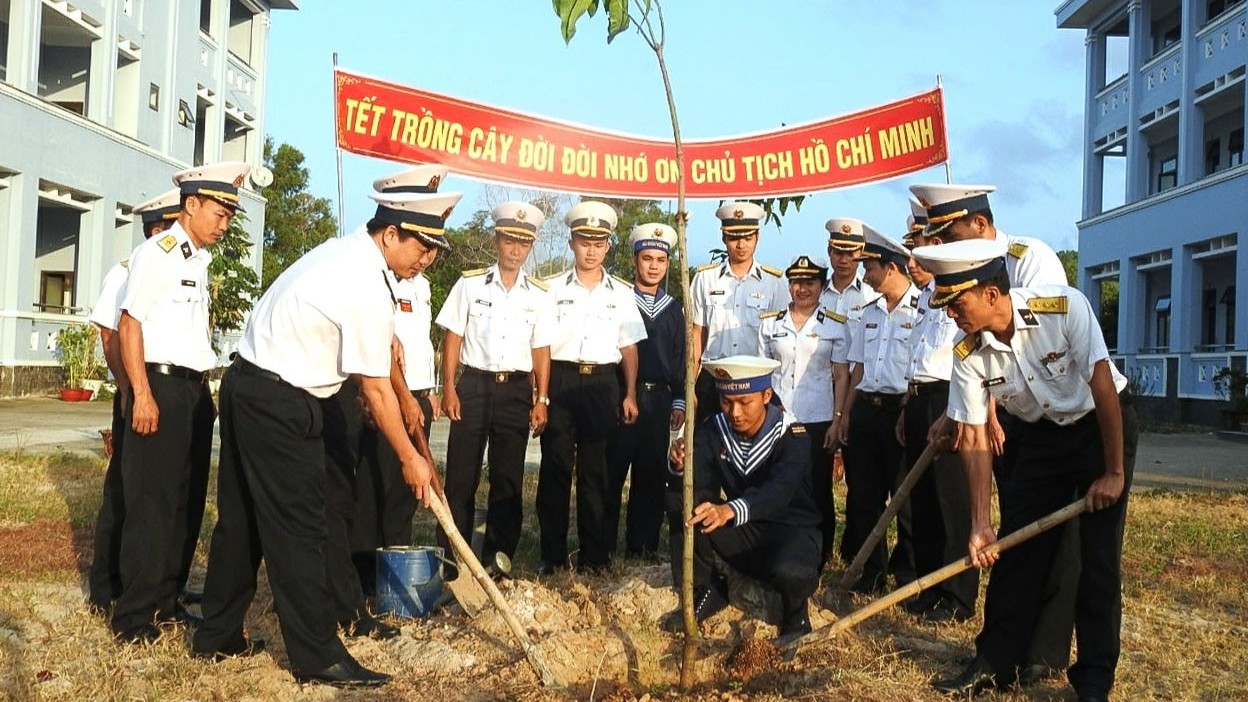 Lan tỏa phong trào trồng cây xanh trong lực lượng hải quân đầu năm mới