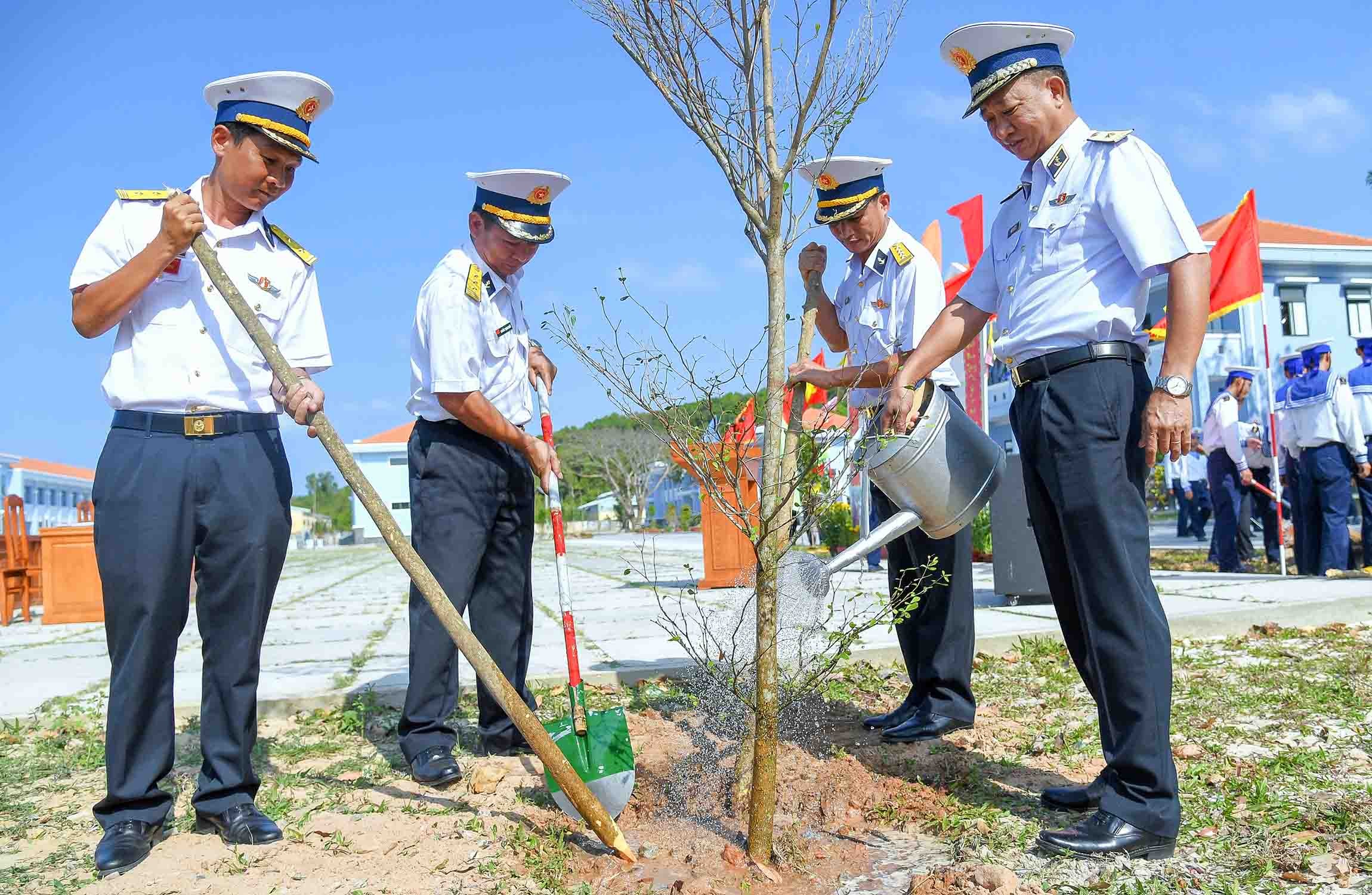 Lan tỏa phong trào trồng cây xanh trong lực lượng hải quân đầu năm mới