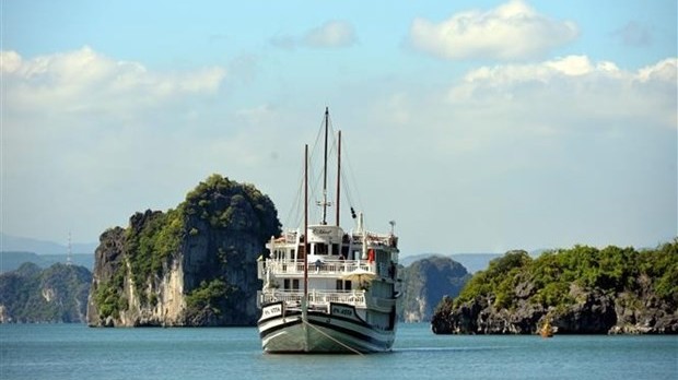 Foreign arrivals to Hạ Long Bay nearly double domestic number