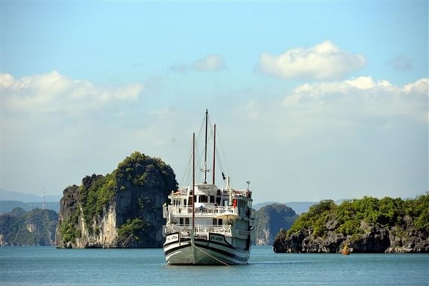 Cruising Ha Long Bay (Photo: VNA)