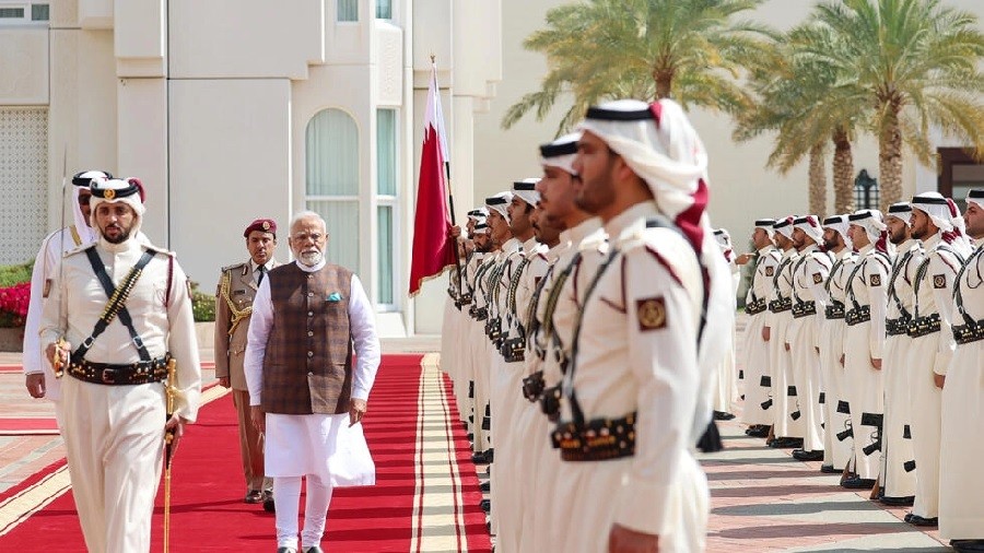Thủ tướng Ấn Độ Narendra Modi duyệt đội danh dự Qatar trong nghi lễ chiêu đãi ở Doha. AFP