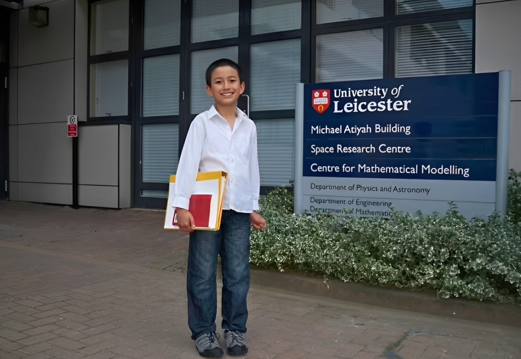 Thiên tài nhí Yasha Asley tại Đại học Leicester năm 12 tuổi.