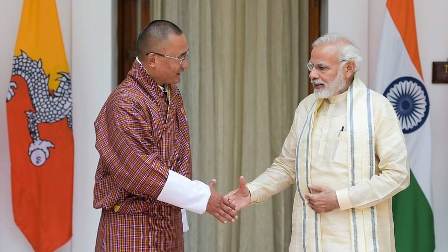 Thủ tướng Narendra Modi và Tshering Tobgay trước cuộc gặp của họ tại Tòa nhà Hyderabad, ở New Delhi vào thứ Sáu, ngày 6 tháng 7 năm 2018.PTI Ảnh
