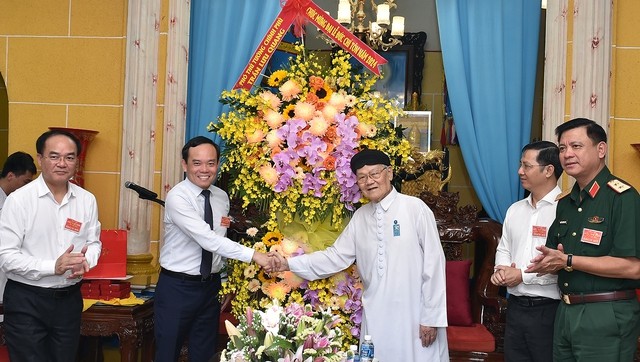 Phó Thủ tướng Chính phủ Trần Lưu Quang tặng hoa chúc mừng Đại lễ Đức Chí tôn của Hội thánh Cao Đài Toà thánh Tây Ninh - Ảnh: VGP/Hải Minh