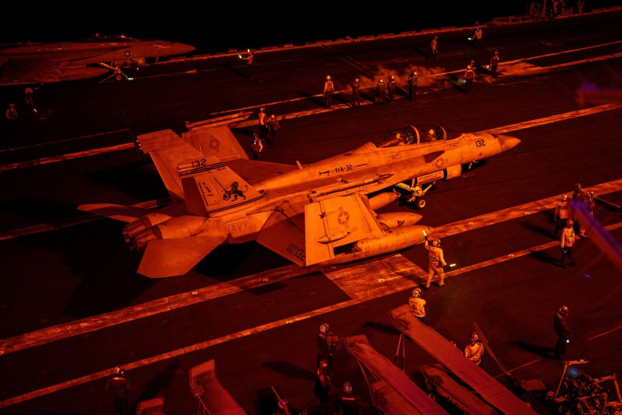 Máy bay chiến đấu chuẩn bị cất cánh từ tàu USS Dwight D. Eisenhower của Hải quân Mỹ ở Biển Đỏ, ngày 12/2, nhằm tấn công trả đũa lực lượng Houthi. Nhiều tuần qua, nhóm Houthi ở Yemen đã tấn công tên lửa vào nhiều tàu thuyền của Mỹ và đồng minh di chuyển tr
