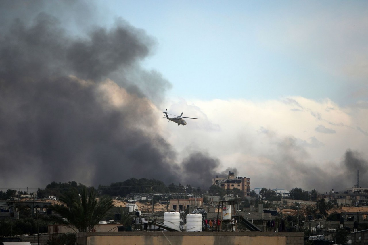 Máy bay trực thăng của Israel bay qua Khan Younis, Gaza, ngày 15/2. Thành phố bị bao vây ở miền Nam Gaza này là quê hương của thủ lĩnh Hamas ở Gaza, Yahya Sinwar, và theo Lực lượng phòng vệ Israel, đây là thành trì chính của Hamas. (Nguồn: AP)