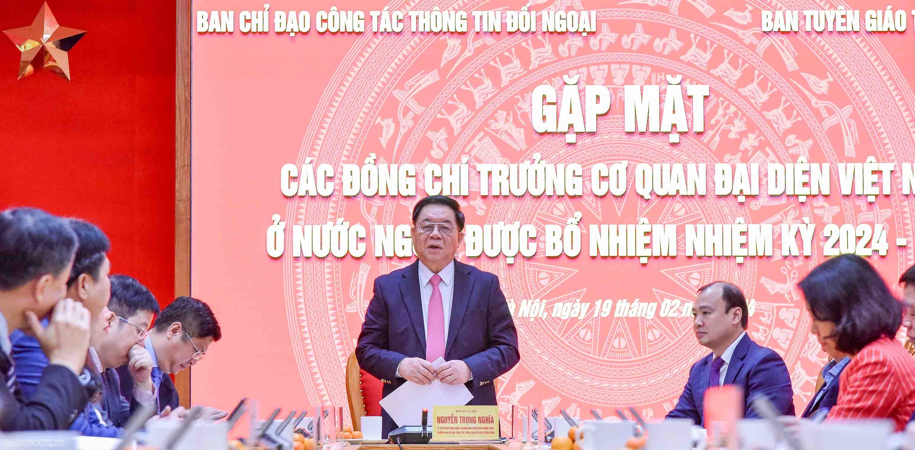 Trưởng Ban tuyên giáo trung ương gặp mặt trưởng các cơ quan đại diện Việt Nam ở nước ngoài
