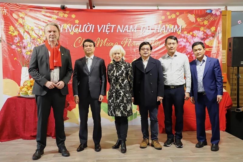 Bà Monika Simshäuser, Thị trưởng thành phố Hamm (thứ ba từ trái) và ông ông Gehard Draband, Chủ tịch Hiệp hội doanh nghiệp vừa và nhỏ vùng Ruhrgebiet (ngoài cùng trái) chụp ảnh cùng các đại diện Tổng lãnh sự quán Việt Nam tại Frankfurt. (Nguồn: TTXVN)