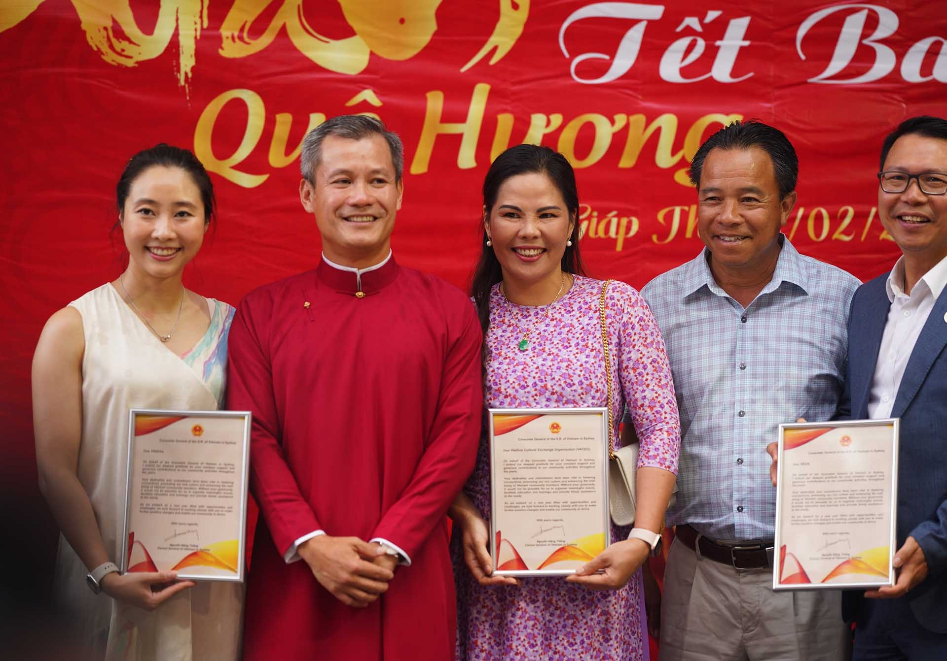 Tổng lãnh sự Nguyễn Đăng Thắng trao Thư cảm ơn cho đại diện một số tập thể đã có đóng góp cho các hoạt động cộng đồng trong năm 2023.