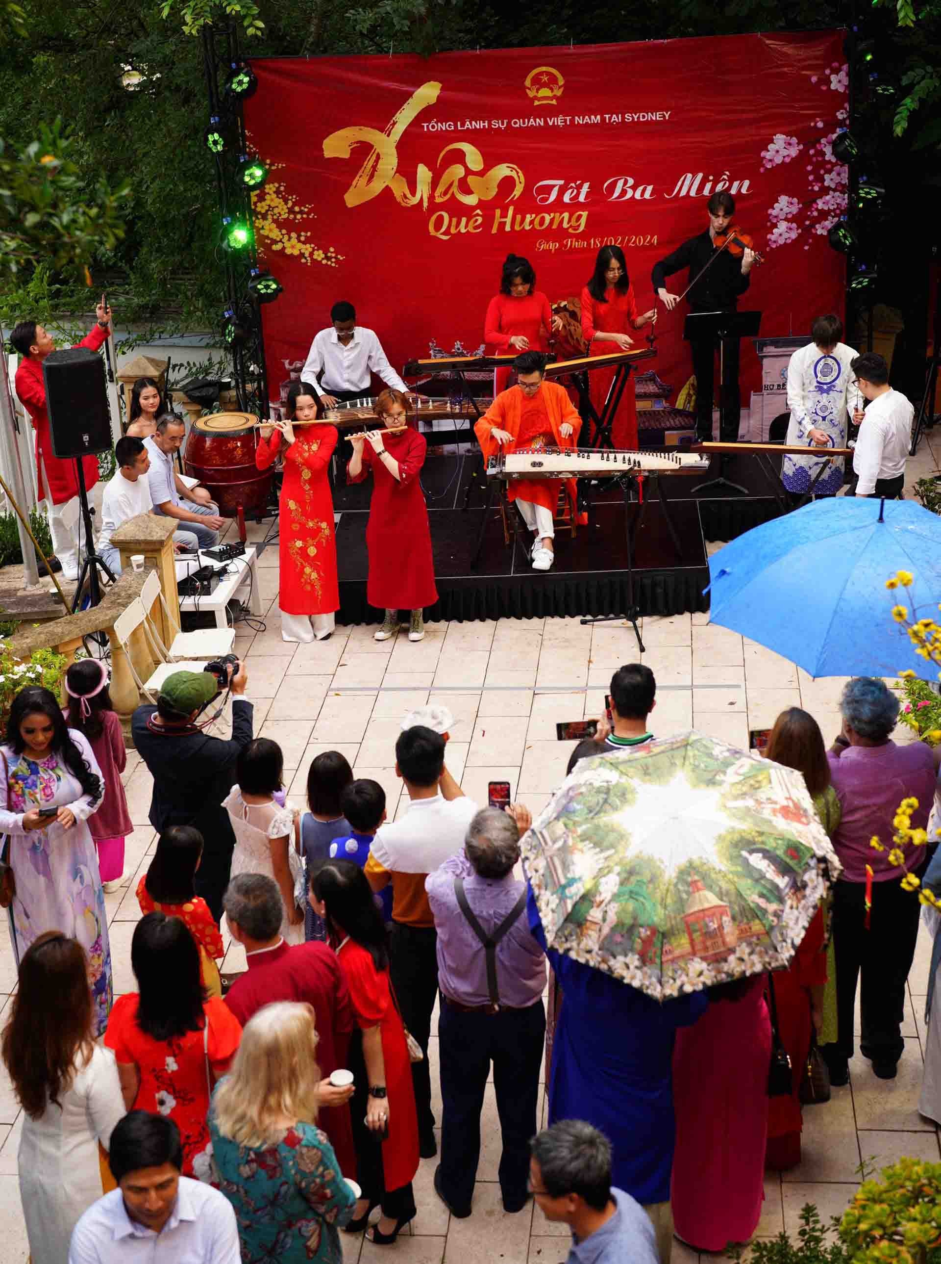 Các nghệ sĩ thuộc Tổ chức giao lưu văn hóa Việt Nam-Australia (VACEO) biểu diễn.