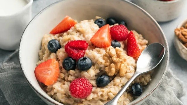 Bữa sáng với bột yến mạch, các loại hạt, quả mọng có tác dụng hạ cholesterol tự nhiên