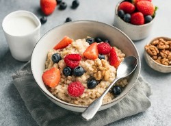 Bữa sáng với bột yến mạch, các loại hạt, quả mọng có tác dụng hạ cholesterol tự nhiên