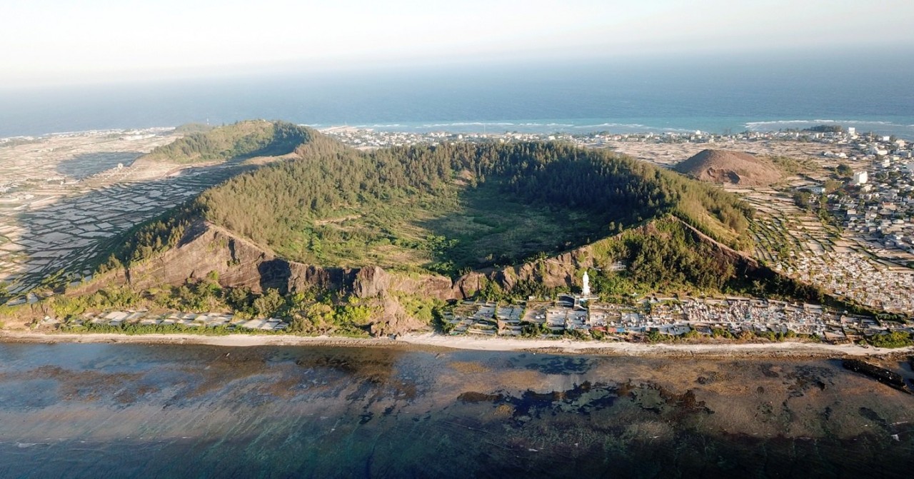 Hai miệng núi lửa có niên đại hàng triệu năm tại đảo Lý Sơn