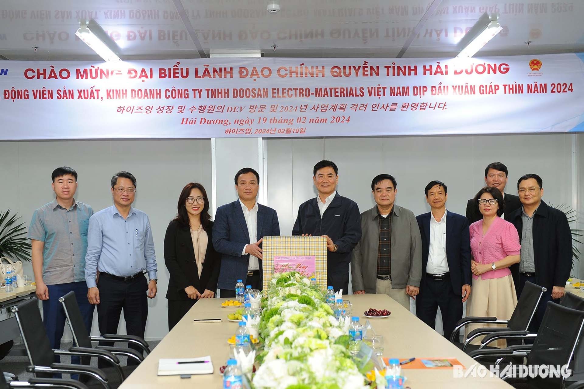 Chủ tịch UBND tỉnh Triệu Thế Hùng tặng quà động viên Công ty TNHH Doosan Electro-Materials Việt Nam đầu xuân Giáp Thìn