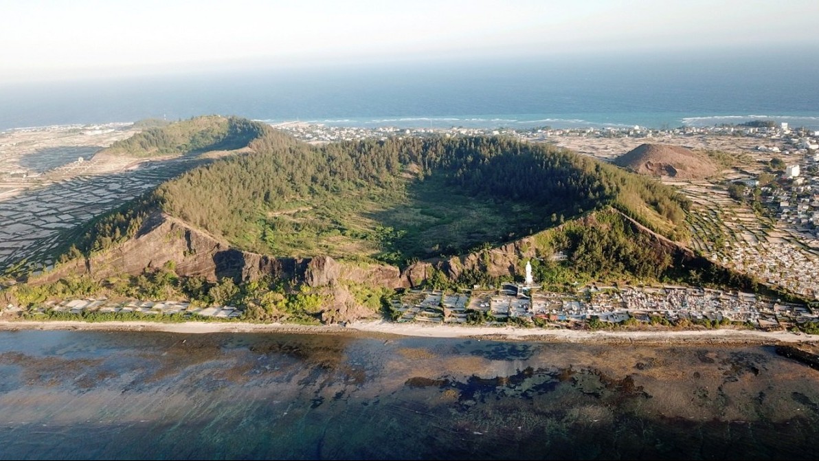 Hai miệng núi lửa có niên đại hàng triệu năm tại đảo Lý Sơn