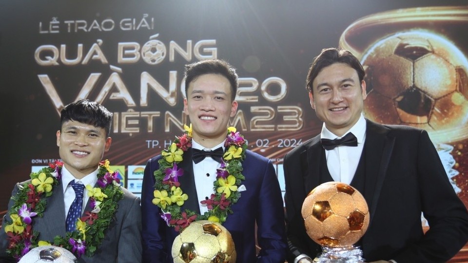 Hình ảnh các cầu thủ rạng rỡ sau khi nhận giải Quả bóng vàng Việt Nam 2023