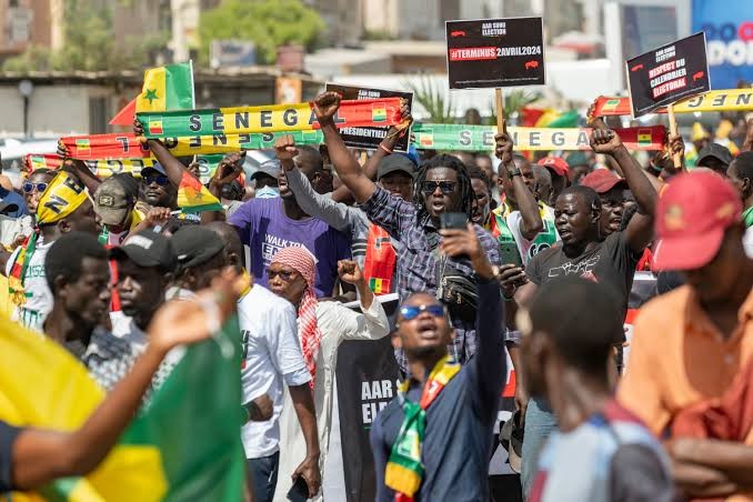 Senegal: Hàng loạt ứng viên Tổng thống đồng lòng yêu cầu hạn chót bầu cử, phe đối lập 'đòi người'. AP
