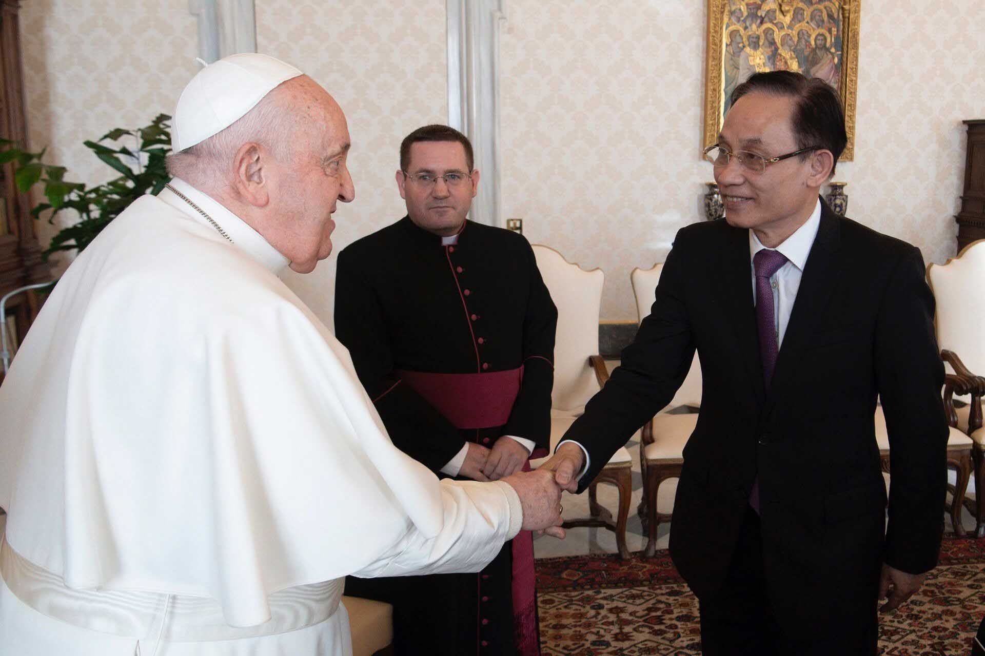 Bí thư Trung ương Đảng, Trưởng ban Đối ngoại Trung ương Lê Hoài Trung gặp Giáo hoàng Francis. (Nguồn: TTXVN)
