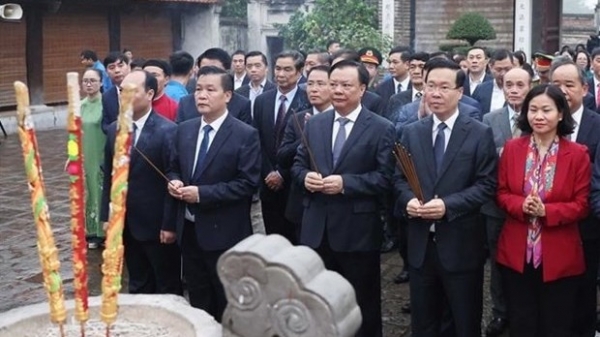 President Vo Van Thuong offers incense to ancient King An Duong Vuong