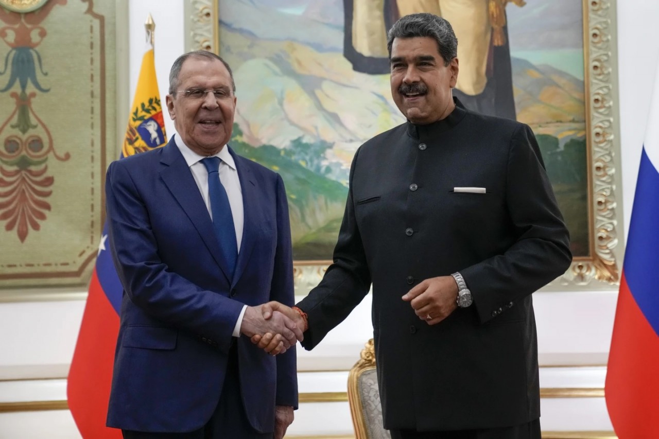 Tổng thống Venezuela Maduro (phải) và Ngoại trưởng Nga Lavrov trong cuộc gặp tại Caracas, ngày 20/2. (Nguồn: AP)