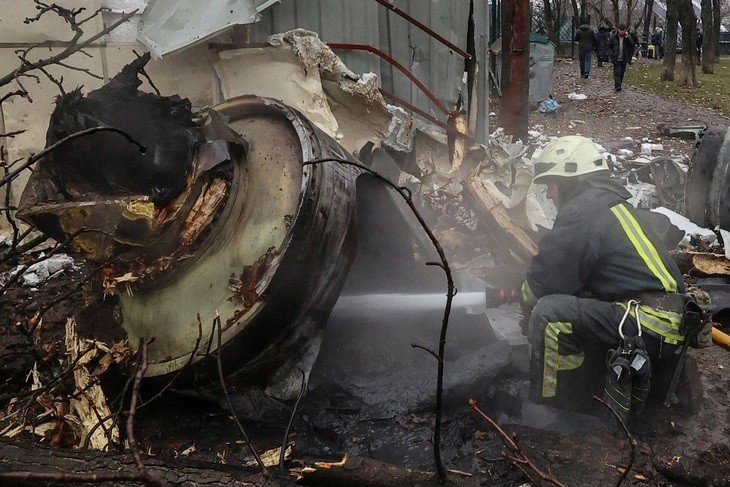 Lính cứu hỏa dập tắt lửa từ phần còn lại của tên lửa không xác định, mà chính quyền Kiev tuyên bố là do Triều Tiên sản xuất, ở Kharkov, Ukraine, ngày 2/1. (Nguồn: Reuters)