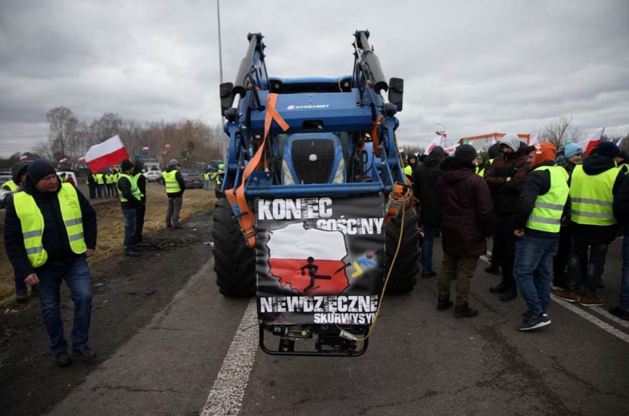 Nông dân Ba Lan biểu tình phản đối việc nhập khẩu nông sản và thực phẩm từ Ukraina gần cửa khẩu biên giới với Ukrain. (