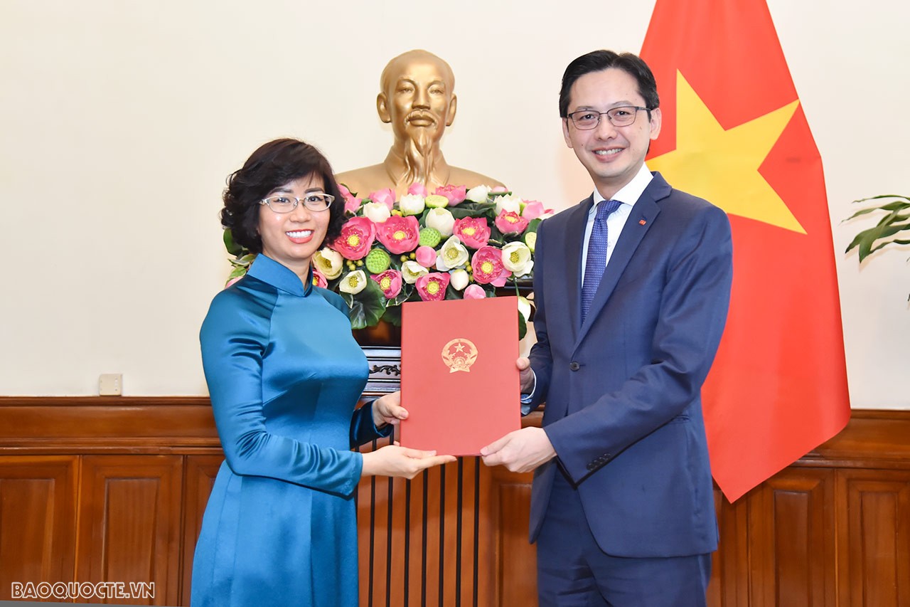 Thứ trưởng Ngoại giao Đỗ Hùng Việt trao quyết định tiếp nhận và điều động bà Lê Thị Hồng Vân, nguyên Đại sứ, Trưởng Phái đoàn Thường trực Việt Nam tại UNESCO, kết thúc nhiệm kỳ về nước, giữ chức Quyền Vụ trưởng Vụ Ngoại giao văn hóa và UNESCO.