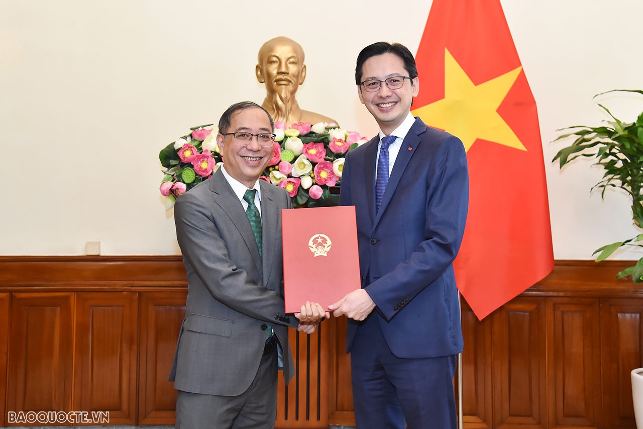 Thứ trưởng Ngoại giao Đỗ Hùng Việt trao quyết định tiếp nhận và điều động ông Nguyễn Hùng, nguyên Đại sứ Việt Nam tại Ba Lan, kết thúc nhiệm kỳ về nước, giữ chức Phó Vụ trưởng Vụ châu Âu.
