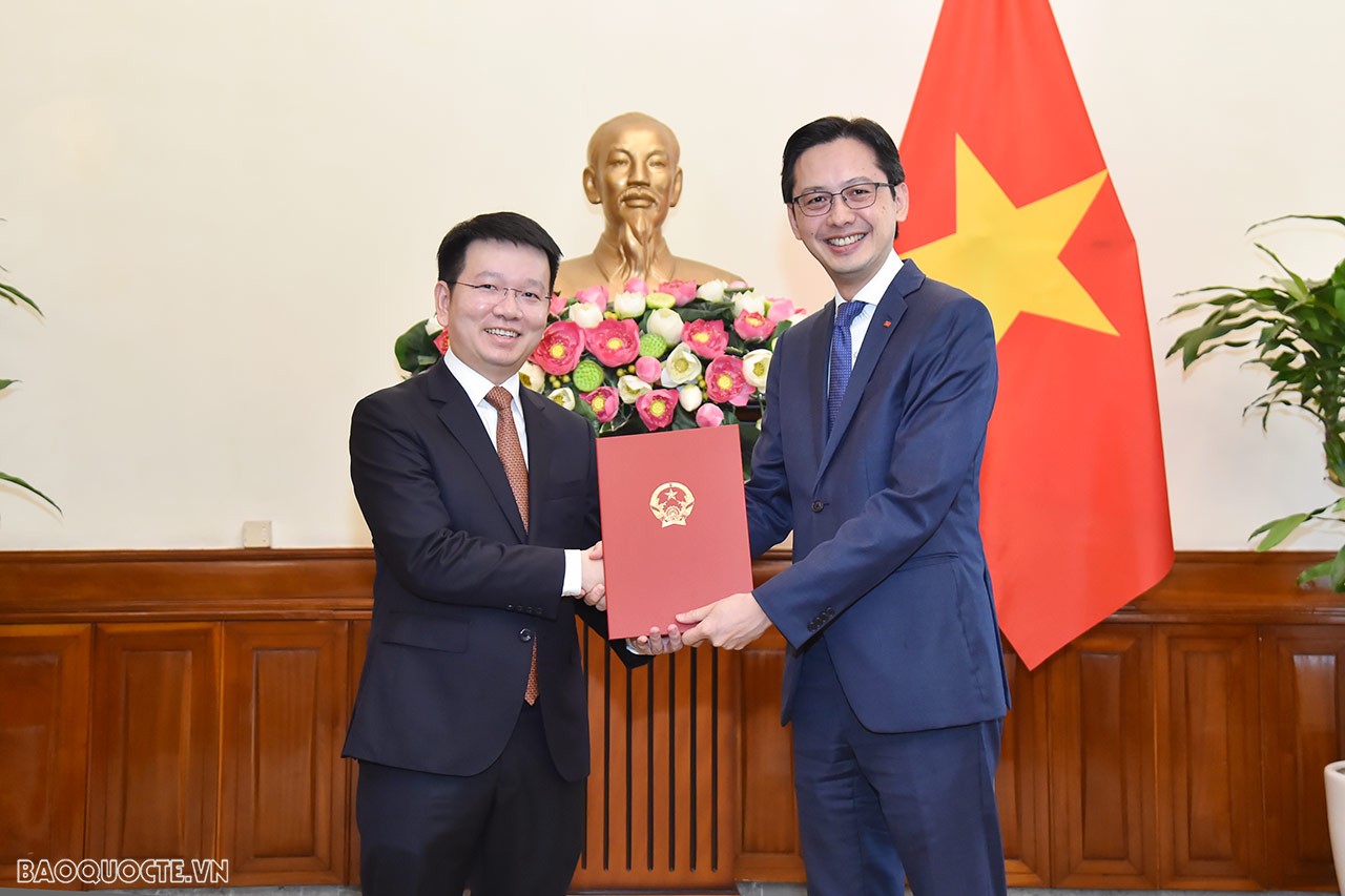 Thứ trưởng Ngoại giao Đỗ Hùng Việt trao quyết định bổ nhiệm lại ông Phan Hồ Thế Nam giữ chức Phó Vụ trưởng Vụ các Tổ chức quốc tế.