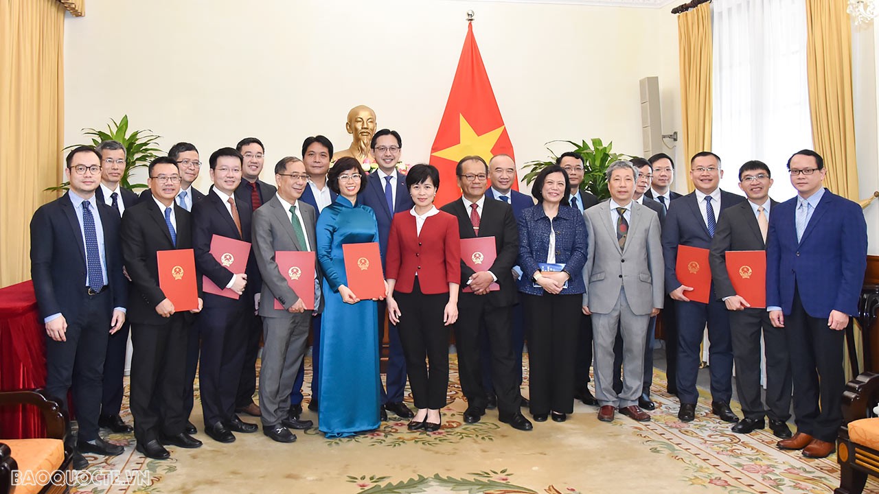 Sáng ngày 21/2, tại Trụ sở Bộ, Thứ trưởng Ngoại giao Đỗ Hùng Việt đã trao quyết định điều động cán bộ cấp Vụ của Bộ Ngoại giao.