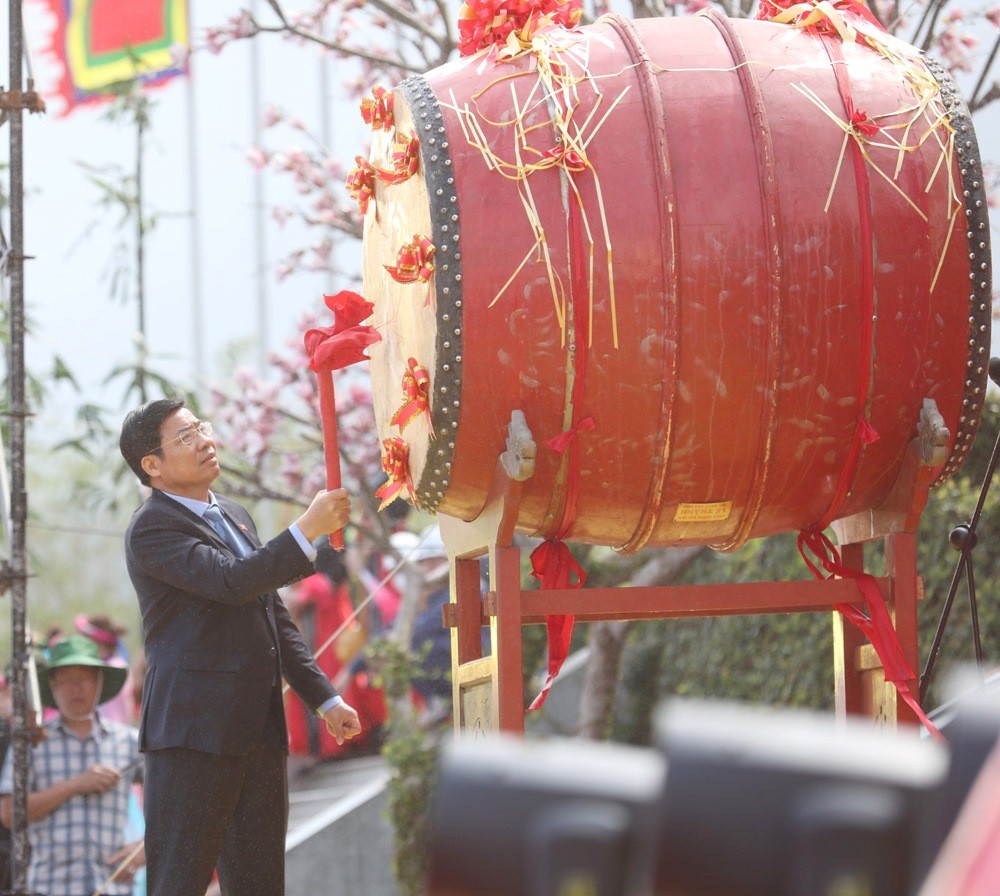 Bí thư Tỉnh ủy Dương Văn Thái đánh trống khai hội. (Nguồn: Báo Bắc Giang)