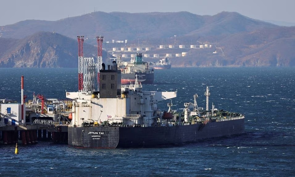 Một tàu chở dầu neo tại cảng Kozmino, vịnh Nakhodka, gần thành phố Nakhodka, Nga, tháng 12/2022. Ảnh: Reuters