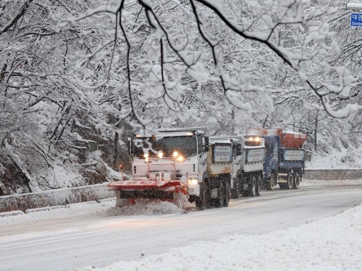 Hàn Quốc: Tuyết rơi dày, đóng băng trơn trượt ảnh hưởng đến giao thông Seoul và vùng lân cận