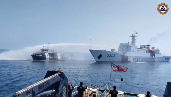 Trung Quốc đuổi tàu Philippines ra khỏi vùng bãi cạn Scarborough tranh chấp ở Biển Đông