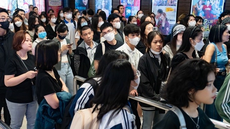 Hà Nội: Hình ảnh khán giả trẻ tuổi xếp hàng dài chờ mua vé xem Đào, phở và piano