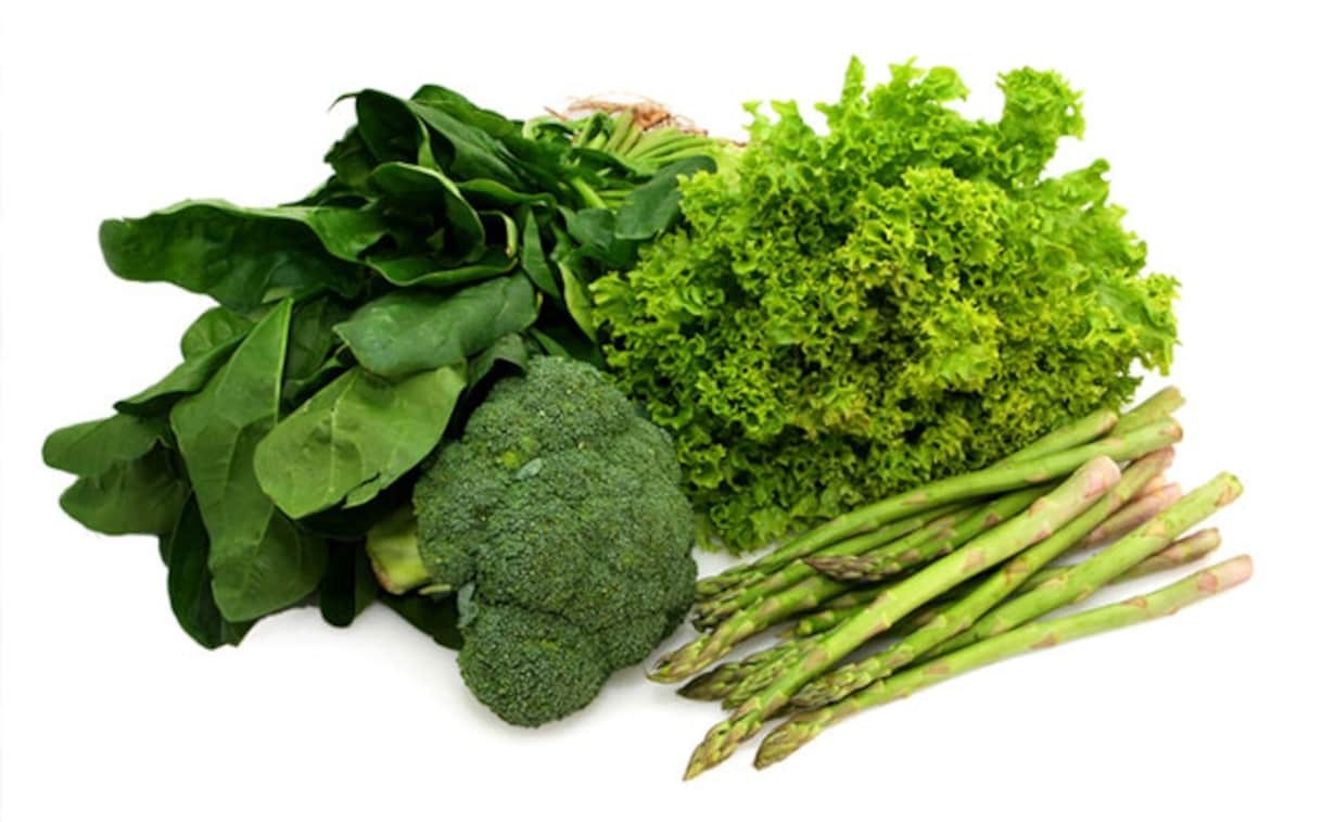 Một số loại hạt và rau lá xanh cung cấp axit béo omega-3 cho bữa ăn chay
