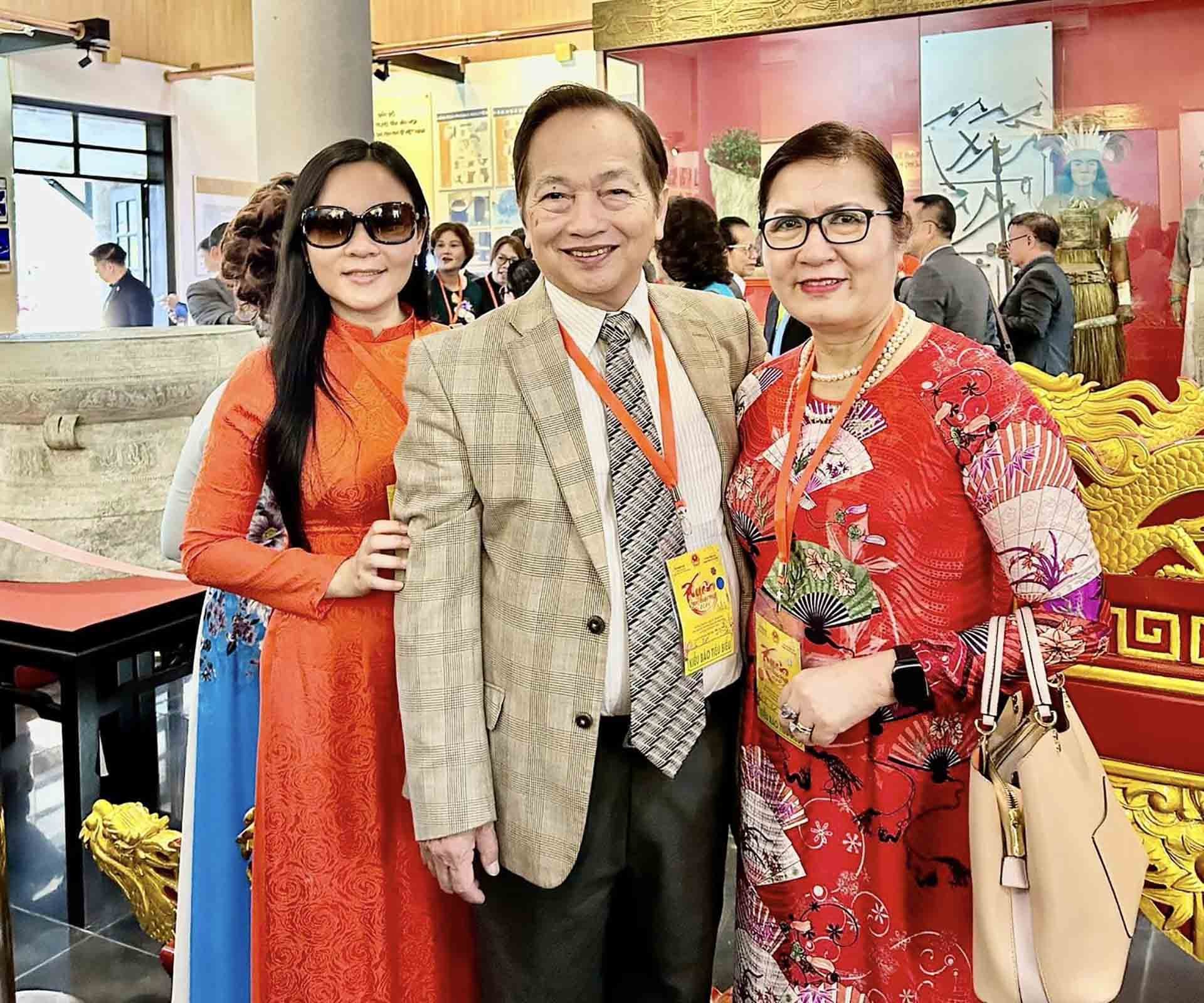 Bà Trần Thị Chang (ngoài cùng, bên phải) cùng các kiều bào về đón Tết quê nhà. (Ảnh: NVCC)