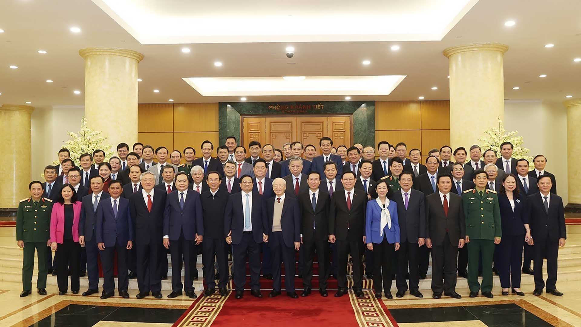 Tổng Bí thư Nguyễn Phú Trọng cùng các đồng chí lãnh đạo Đảng, Nhà nước, thành viên Tiểu ban Văn kiện Đại hội XIV của Đảng dự phiên họp chụp ảnh chung. (Nguồn: TTXVN)