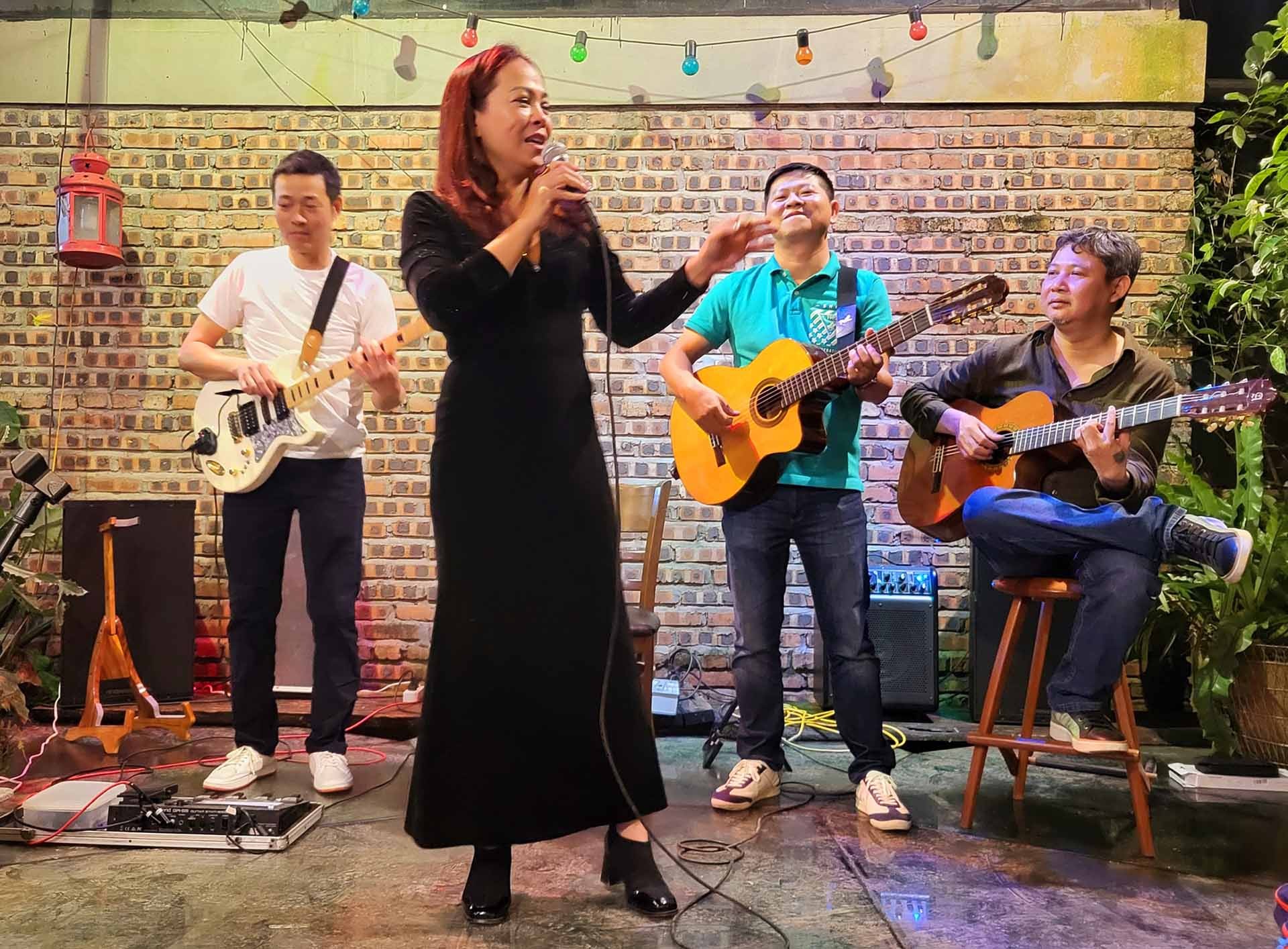 Từ trái qua phải, các nghệ sĩ Trần Việt Anh, Kim Dung, Bùi Thiên An và Phong guitar giao lưu ngày Xuân. (Ảnh: NVCC)