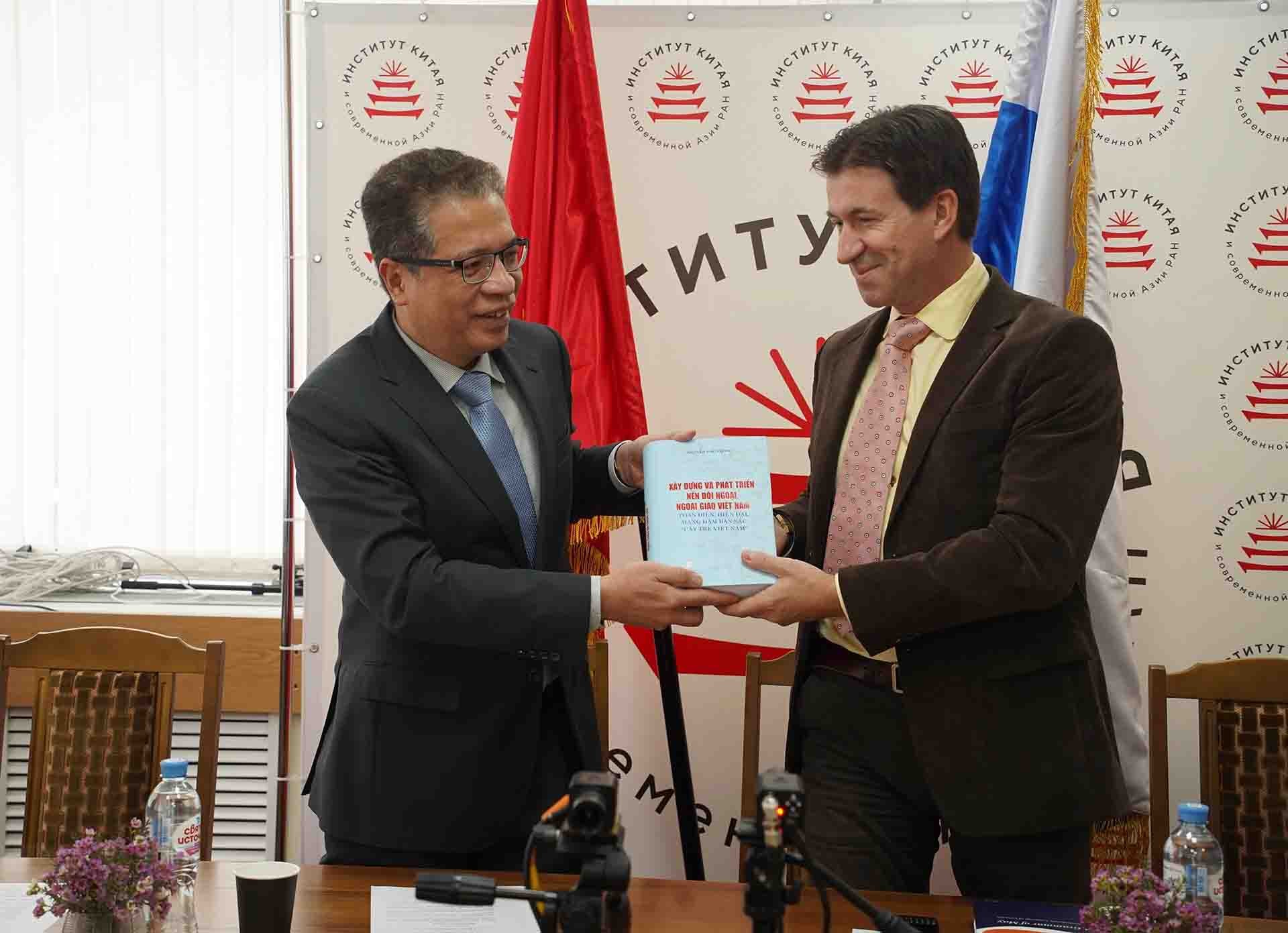Đại sứ Đặng Minh Khôi tặng cuốn sách của Tổng Bí thư Nguyễn Phú Trọng cho Viện châu Á đương đại. (Nguồn: VOV)