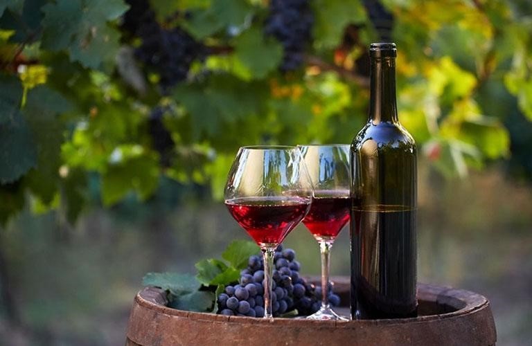 Uống rượu vang đỏ giúp tăng cường sinh lý nam hiệu quả.