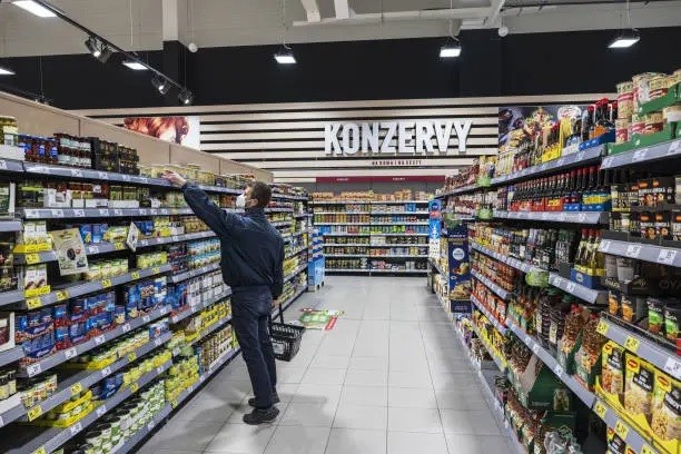 Người dân mua hàng tại một siêu thị ở Czech, quốc gia tại Trung Âu. (Nguồn: Bloomberg)