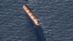 Căng thẳng ở Biển Đỏ và vịnh Aden: Tàu hàng Anh nguy cơ chìm sau khi bị tấn công, Mỹ phá hủy 2 tên lửa chống hạm và 4 UAV của Houthi